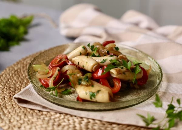 В конце приготовления посыпать нарезанной петрушкой. Готовое соте переложить на блюдо для подачи. Приятного аппетита! 
