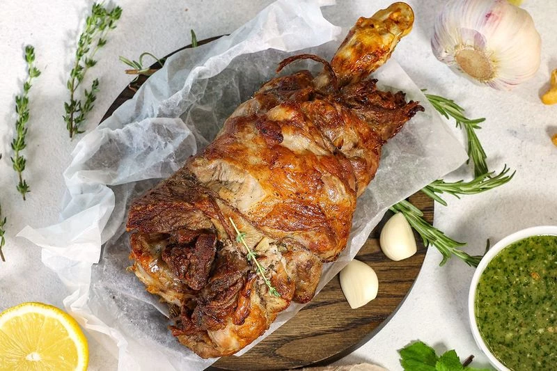 Запеченная нога ягненка с мятным соусом