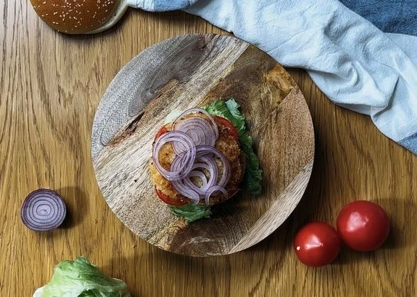 Выложить вторую креветочную котлету и красный лук.