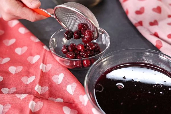 Затем сироп процедить через сито. Сироп использовать для пропитки, вишню - для прослойки.