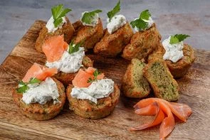 Сырно-кабачковые кексы с красной рыбой