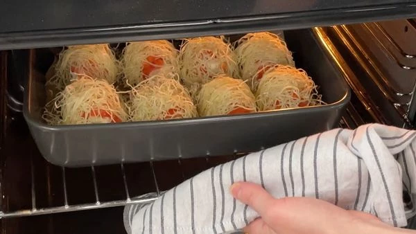 Затем выложить в противень, застеленный пергаментом и сбрызнутый маслом. Выпекать в разогретой до 200 градусов духовке в течение 10 минут. 