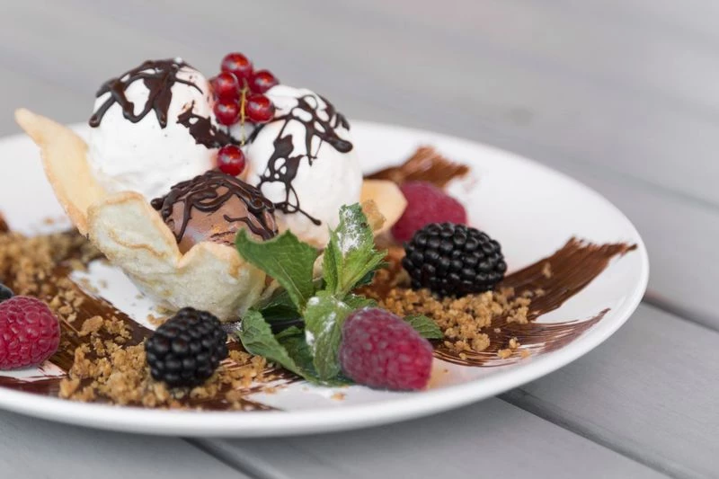 Мороженое со свежими ягодами 