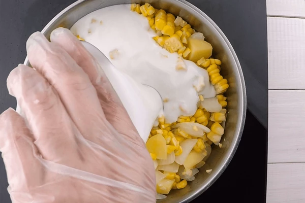 Добавить картофель, кукурузу, влить 1/2 часть кокосовых сливок. Посолить по вкусу. Проварить до мягкости картофеля (15-30 минут).