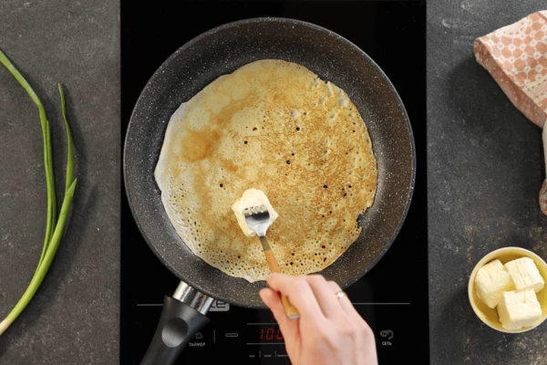 Испечь блинчики. Каждый смазать сливочным маслом.
