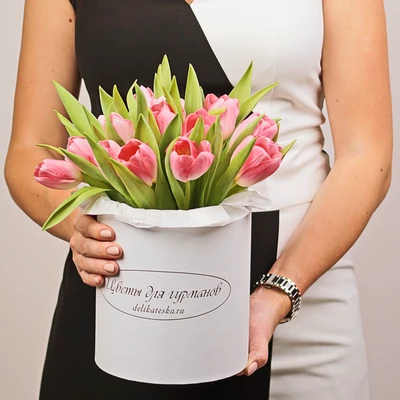 Букет розовых тюльпанов в шляпной коробке L ~21шт-1}
