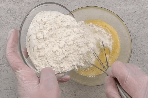 В конце добавить муку и замешать жидкое тесто (консистенция, как у сгущенного молока). Дать постоять 10-15 минут. Еще раз перемешать, если загустело, то добавить еще молока.