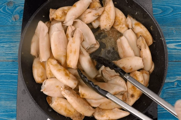 В последнюю порцию влить соус тонкацу, и добавить обжаренные ранее кальмары. Хорошо перемешать и снять с огня.