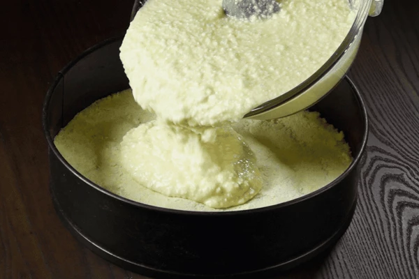 Залить творожную начинку.