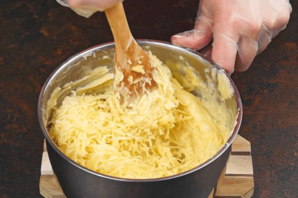  В конце добавить сыр, перемешать.