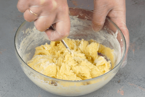  Тесто не должно быть густым, но и не должно быть липким. Когда можно скатать «шарик» - готово. Если жидко, то лучше добавить муки.