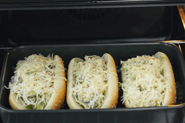 Поставить в разогретую до 180 градусов духовку на 5 минут.
