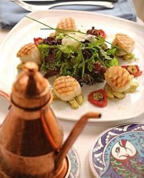 Гребешок в корочке из фенхеля с артишоками и домашними вялеными помидорами