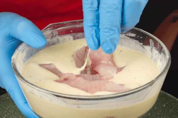 Кусочки рыбы положить в кляр. 