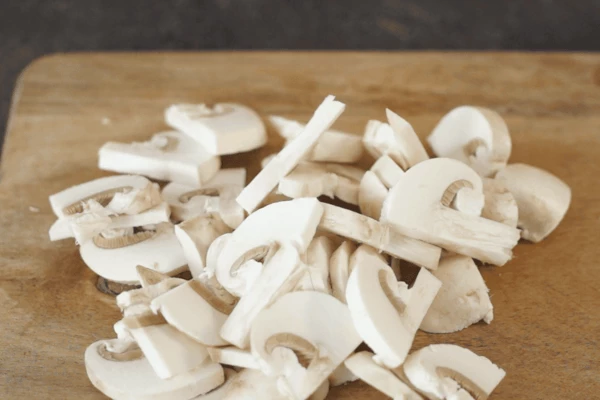 Шампиньоны вымыть, нарезать ломтиками.