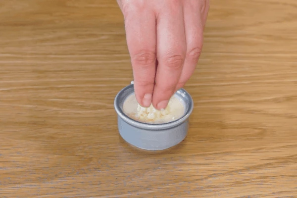 Чеснок мелко порубить и смешать со сметаной. 