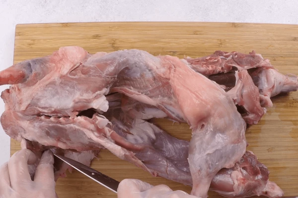 Тушку нутрии разморозить естественным способом в холодильнике. Промыть под проточной водой, обсушить бумажным полотенцем. Разделать на крупные порции.