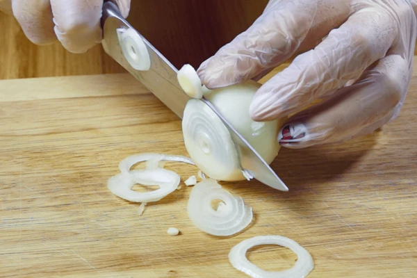 Нарежьте репчатый лук кольцами.