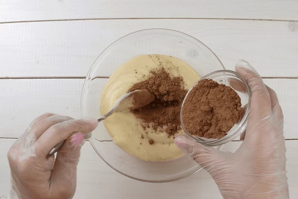 Тесто разделить на 2 части, в одну часть добавить какао, другую оставить белой.