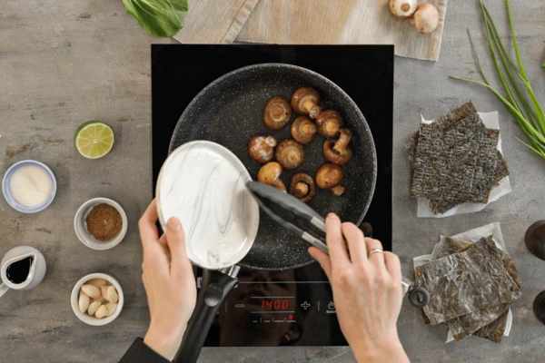 Затем обжарить грибы на сухой сковороде в течение нескольких минут с каждой стороны. 
