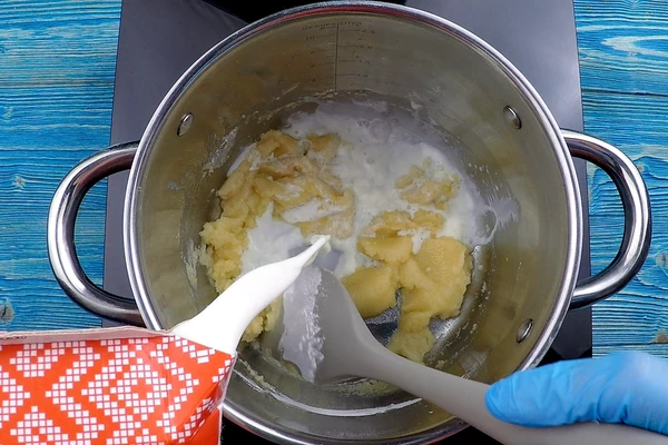 Затем влить молоко. Непрерывно помешивая, проварить до загустения. Довести до вкуса солью и мускатным орехом. 