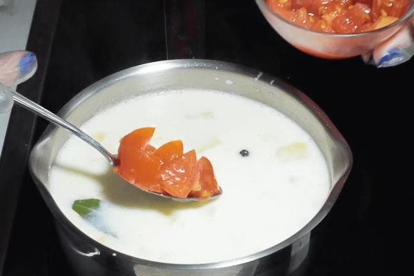 Добавить помидоры. Довести до кипения. Снять с огня.