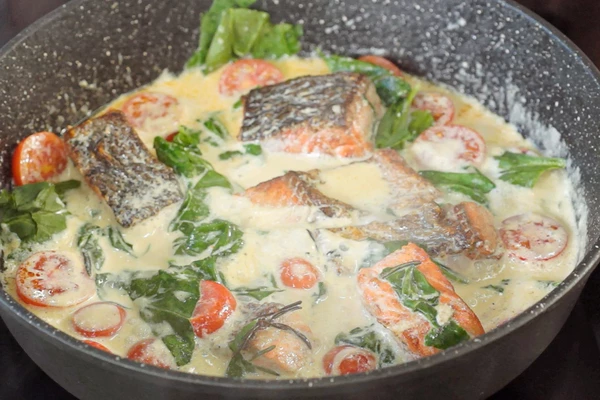 Ввести нарезанный шпинат, томить на среднем огне пару минут.
