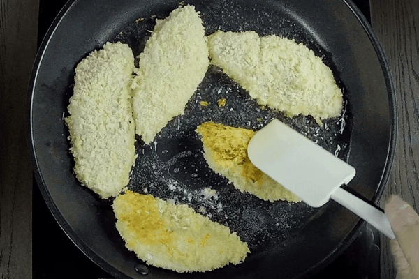 Обжарить на хорошо разогретой сковороде с растительным маслом до готовности.