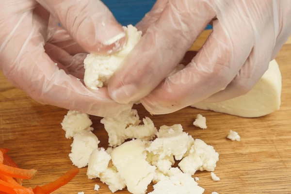 Сыр поломать крупными кусочками