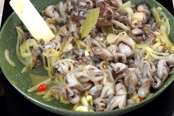 Добавить осьминогов. Жарить 3-4 минуты. Если выделяется много жидкости, то, аккуратно ее слить. 