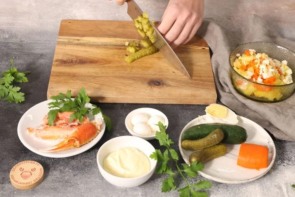 Соленые огурцы нарежьте кубиками — 0,5х0,5 см. Переложите к овощам.