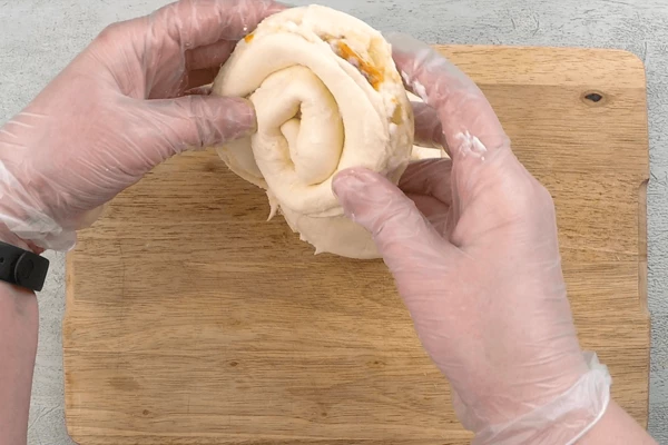 Затем закрутить вторую половину и выложить сверху на первую "улитку".