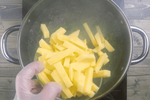  Воду в глубокой кастрюле довести до кипения, добавить картофель. 