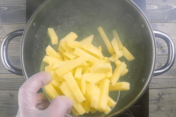  Воду в глубокой кастрюле довести до кипения, добавить картофель. 