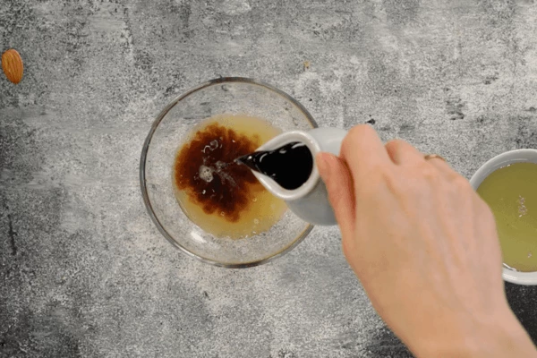 В процессе запекания поливать утку соусом. Для него нужно выдавить сок апельсина, соединить с медом и соевым соусом. 