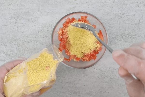 Затем засыпать кускусом, залить горячей водой. 