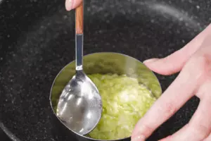 Кондитерское кольцо внутри смазать маслом ( с помощью кисточки).
В сковороду налить масло, включить нагрев, тесто для оладий выложить через кондитерское кольцо, обжарить.

