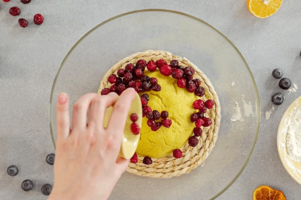 Когда тесто увеличится в объеме в 2 раза, нужно его обмять, добавить цукаты, вымесить, разделить на равные части.