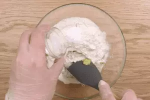 Добавить муку, соль и разрыхлитель. Замесить тесто хорошо разминая руками. Если хочется структуры кусочков авокадо, то можно сильно не растирать мякоть.