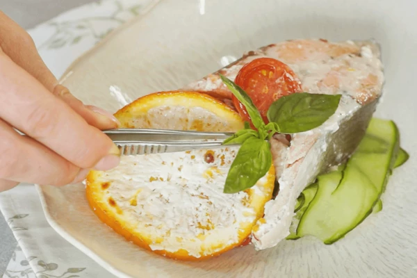 Огурцы вымыть, нарезать полосками в тарелку для подачи. Рядом выложить готовый стейк горбуши. Оформить базиликом. Приятного аппетита!
