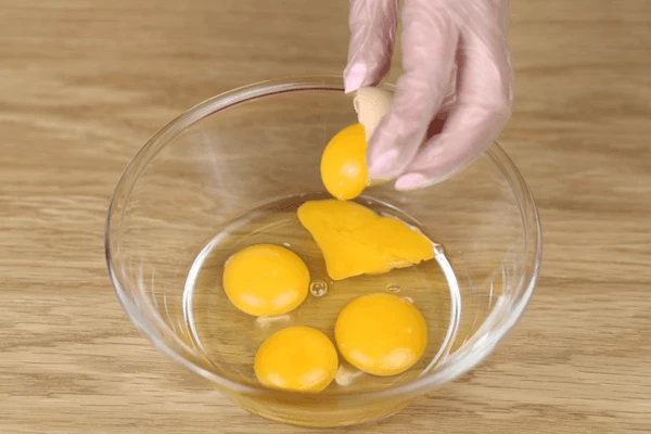  Яйца 2 шт. и желтки 3 шт. взбить с солью, добавить ванилин.