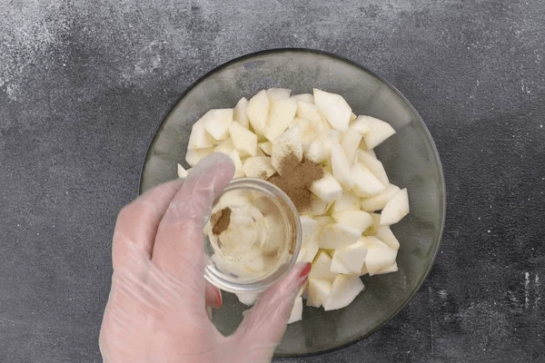 Приготовить начинку: яблоки очистить, сбрызнуть лимонным соком (чтобы не потемнели), нарезать произвольными ломтиками, смешать с корицей.