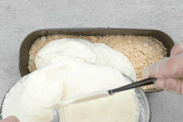 Сверху вылить мусс. Поставить в холодильник на 3-4 часа.