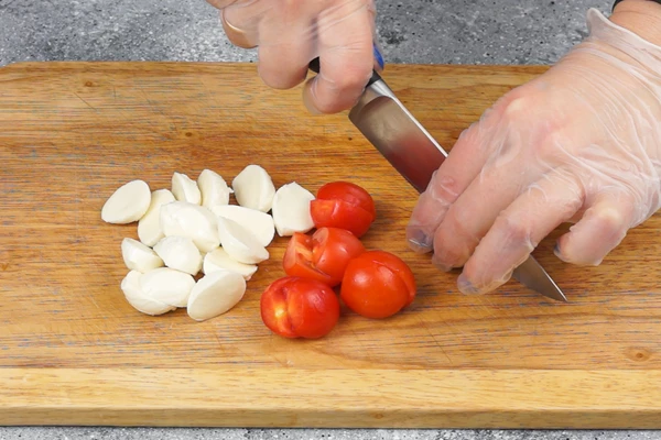 Помидоры черри и моцареллу нарезать на 2-4 части.