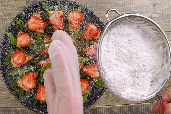 Можно украсить сахарной пудрой, слегка присыпав через ситечко сверху.