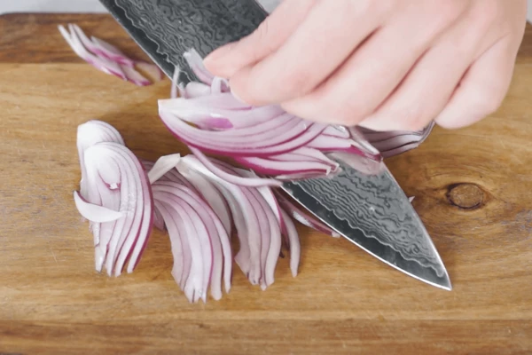 Лук красный почистить, нарезать перьями.