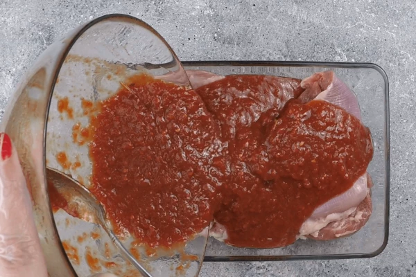 Залить подготовленную индейку маринадом, накрыть пищевой пленкой и убрать в холодильник на ночь.