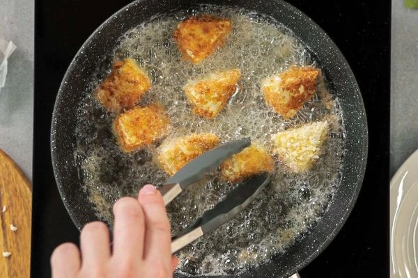 Обжарить в масле до золотистой корочки. 