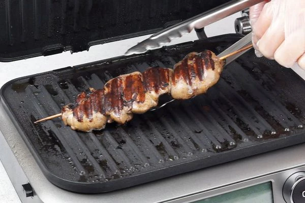 Из печени можно сделать шашлычок, насадив субпродукт на шпажку. Немного присолить и обжарить 5-7 минут.