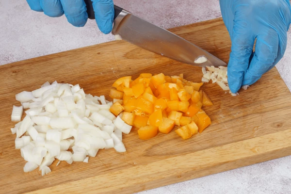 Лук и помидоры нарезать кубиком, чеснок мелко порубить.